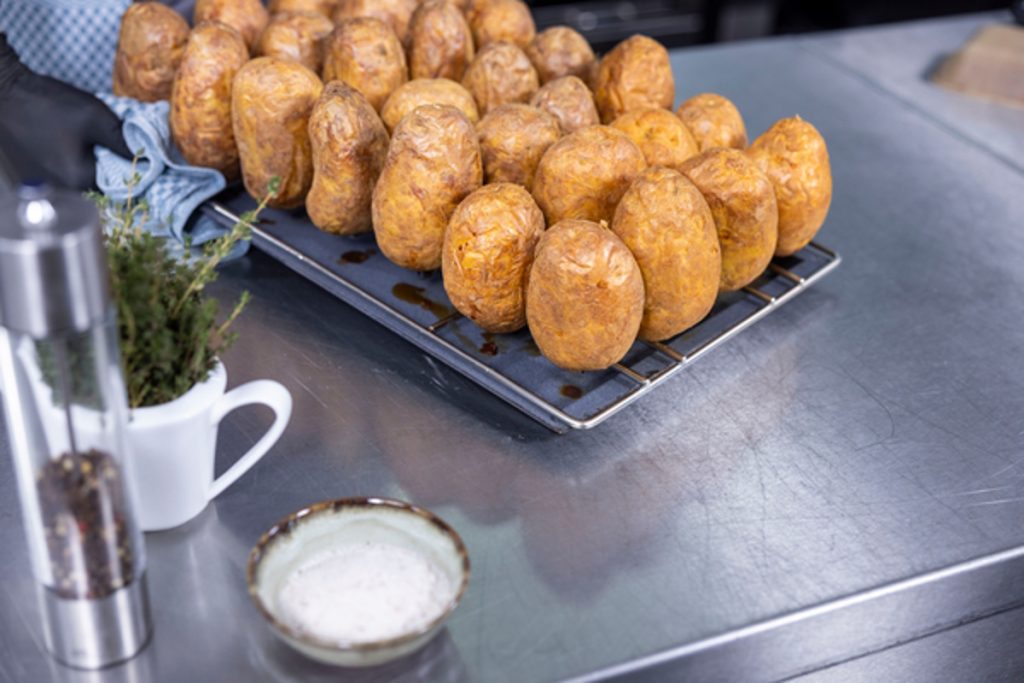 Чому картопля фрі не хрумка, а молода — розвалюється? Ось справжня причина 4 Картопля, подана на листі «Potato Baker»