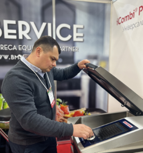 Сковорода iVario Pro и менеджер компании BMSERVICE